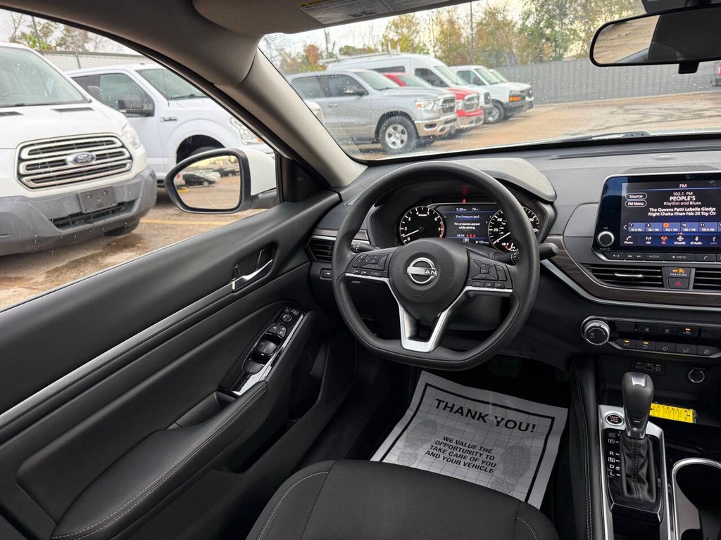 Nissan Altima Vehicle Full-screen Gallery Image 17