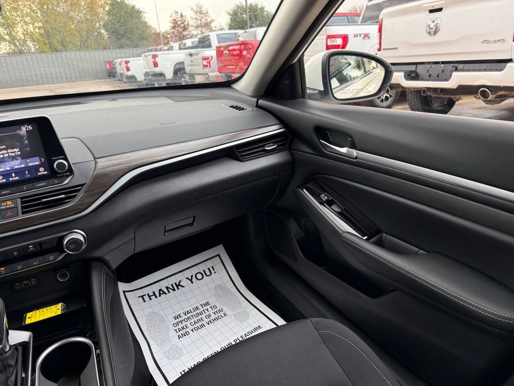 Nissan Altima Vehicle Full-screen Gallery Image 18