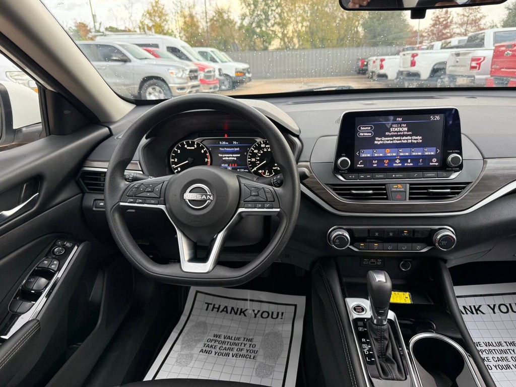 Nissan Altima Vehicle Full-screen Gallery Image 19