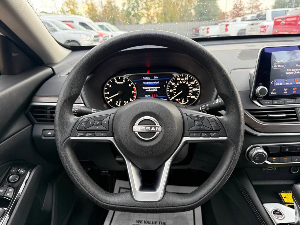 Nissan Altima Vehicle Full-screen Gallery Image 20