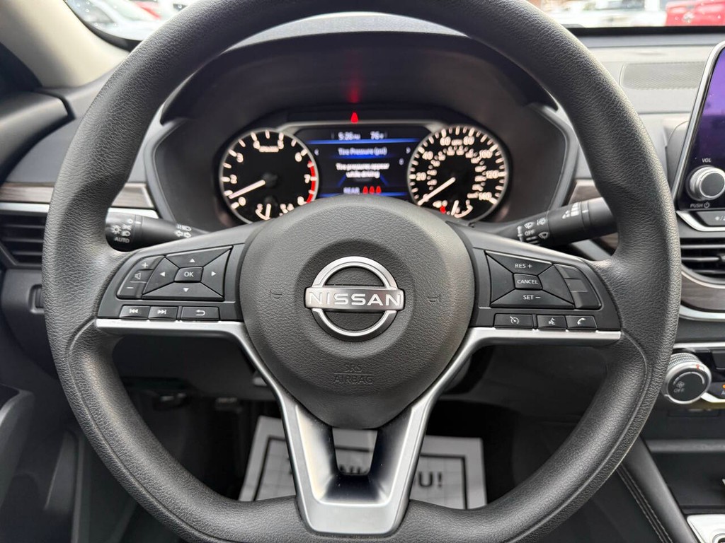 Nissan Altima Vehicle Full-screen Gallery Image 21