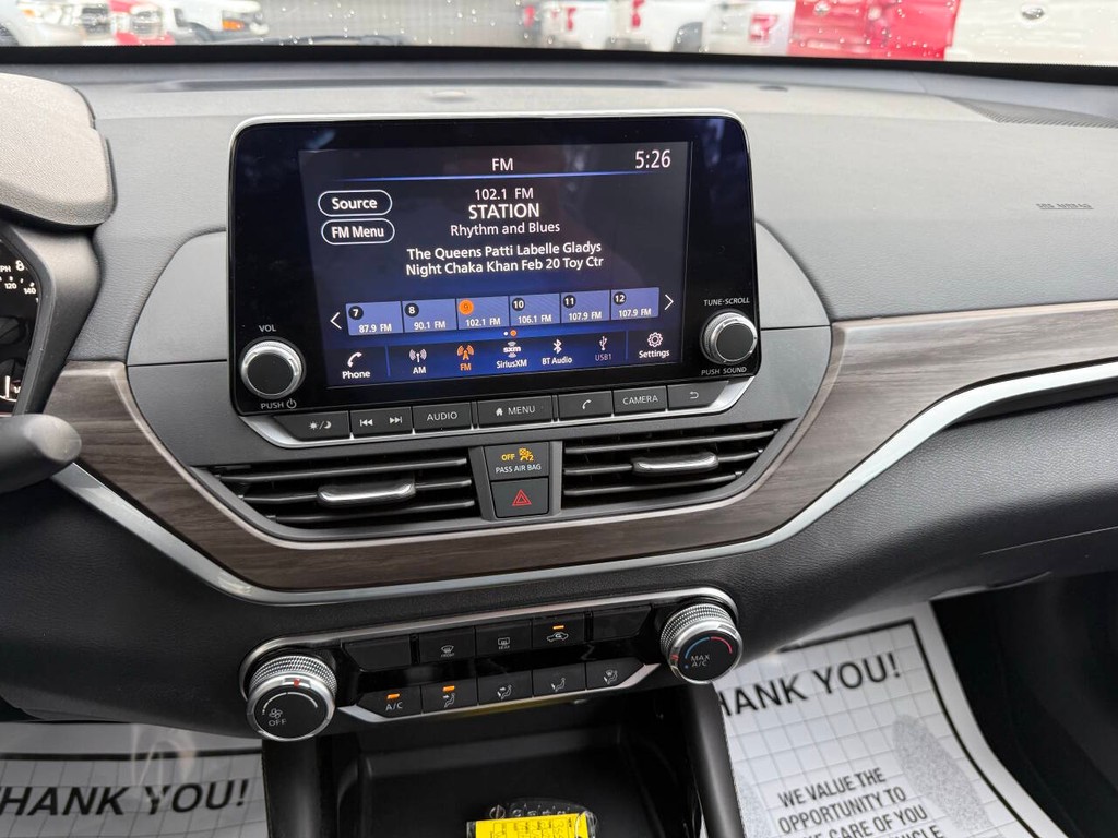 Nissan Altima Vehicle Full-screen Gallery Image 22