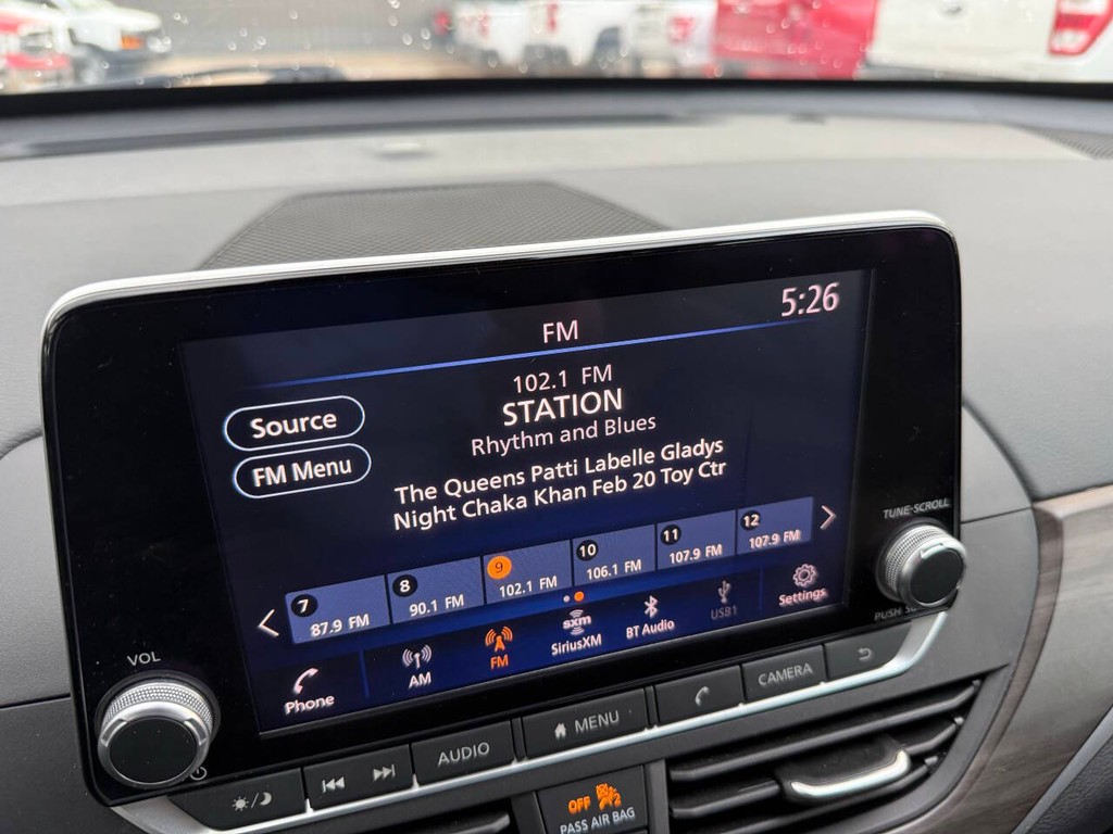 Nissan Altima Vehicle Full-screen Gallery Image 23