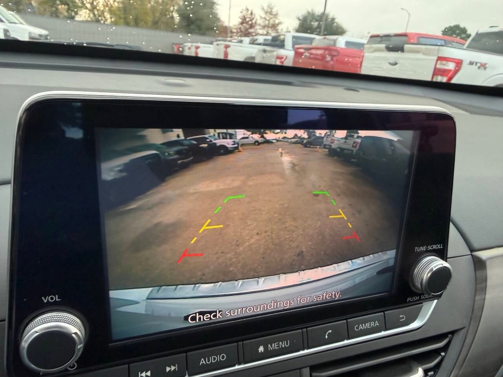 Nissan Altima Vehicle Full-screen Gallery Image 24