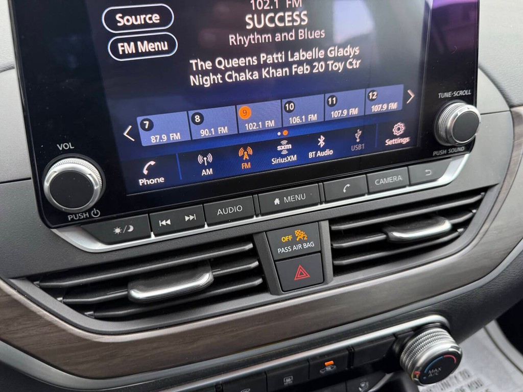 Nissan Altima Vehicle Full-screen Gallery Image 25