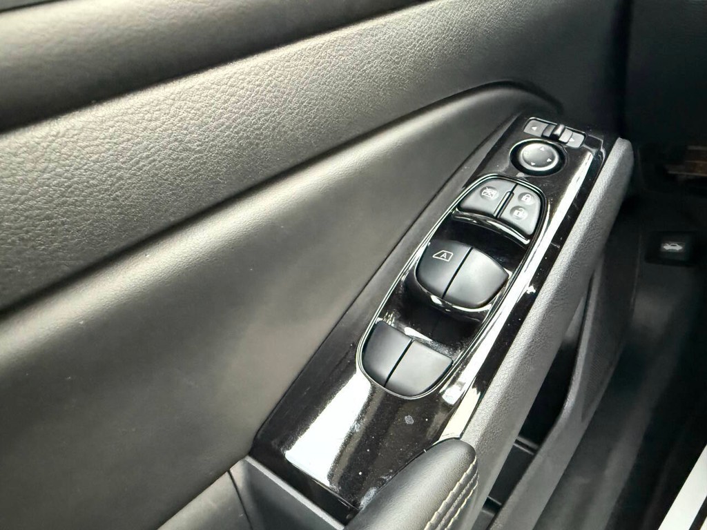 Nissan Altima Vehicle Full-screen Gallery Image 28