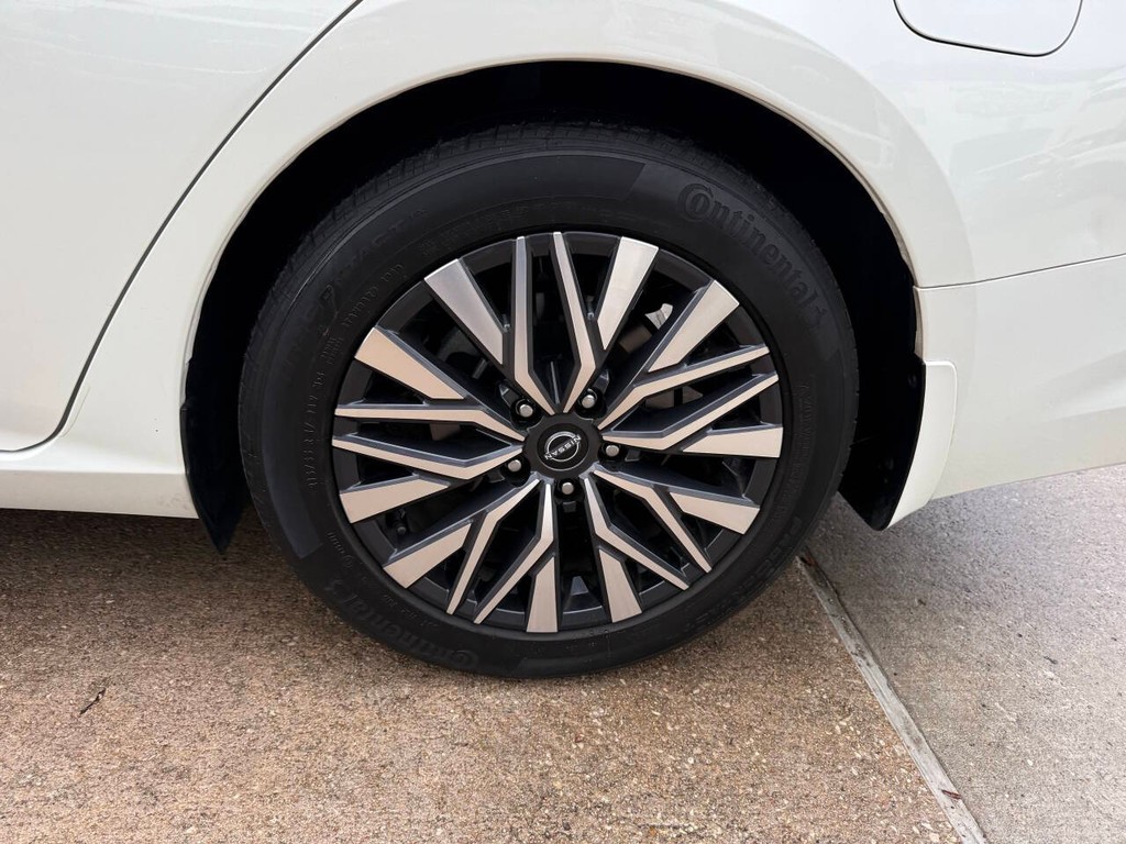 Nissan Altima Vehicle Full-screen Gallery Image 33