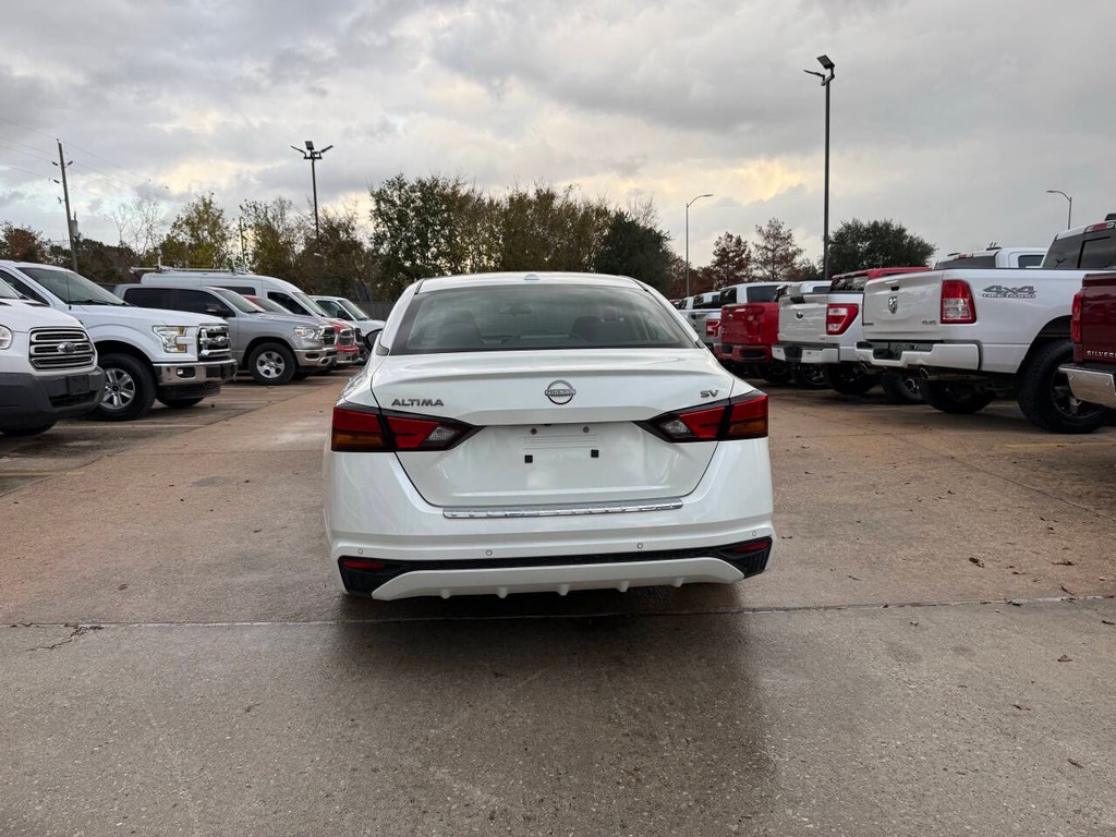 Nissan Altima Vehicle Full-screen Gallery Image 34