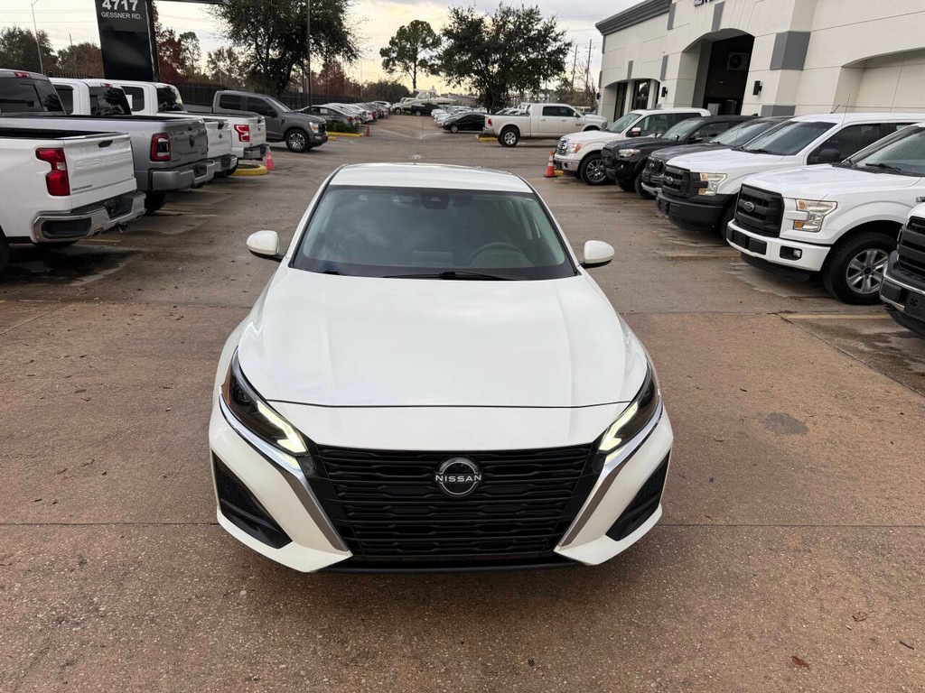 Nissan Altima Vehicle Full-screen Gallery Image 35