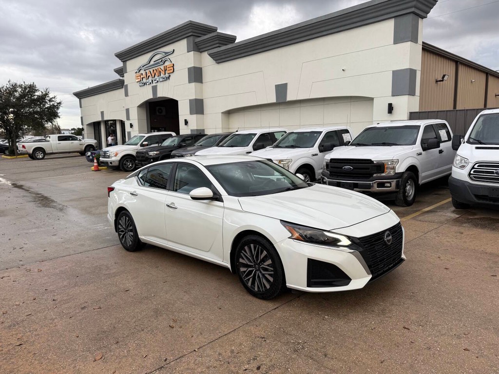 Nissan Altima Vehicle Full-screen Gallery Image 37