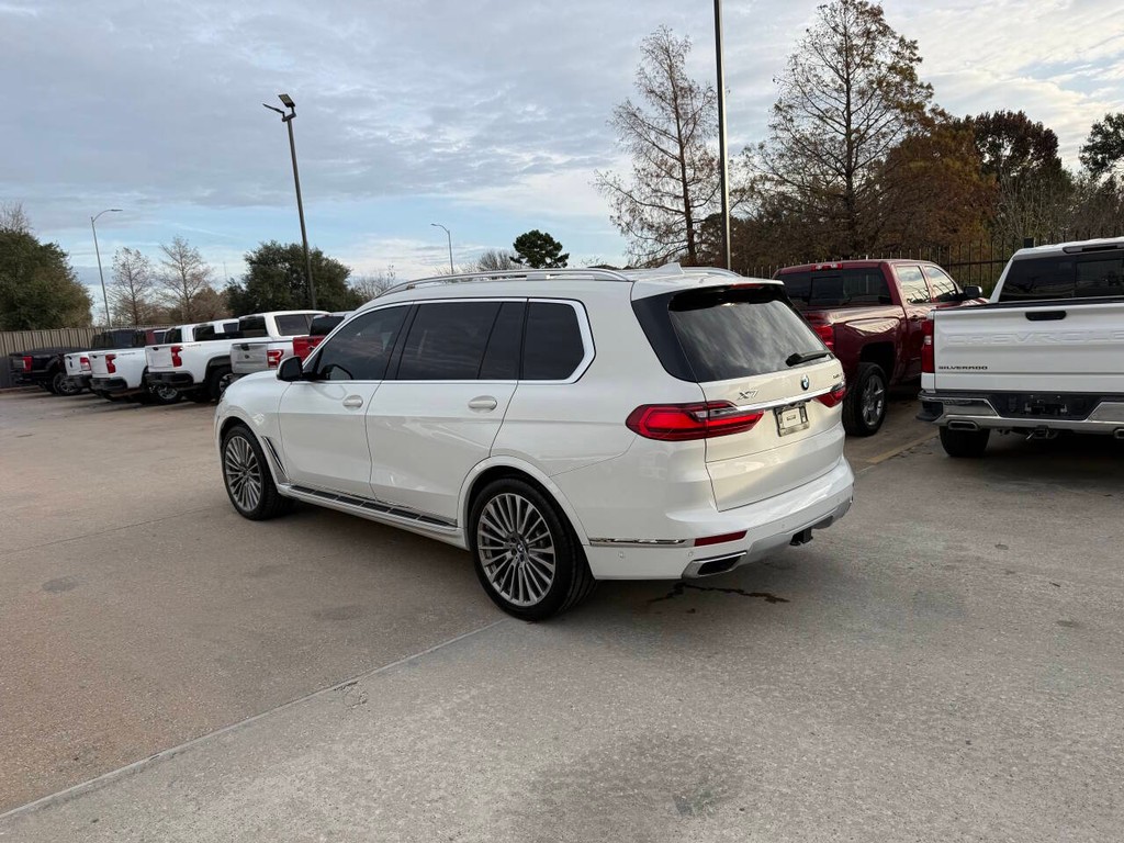 BMW X7 Vehicle Full-screen Gallery Image 04