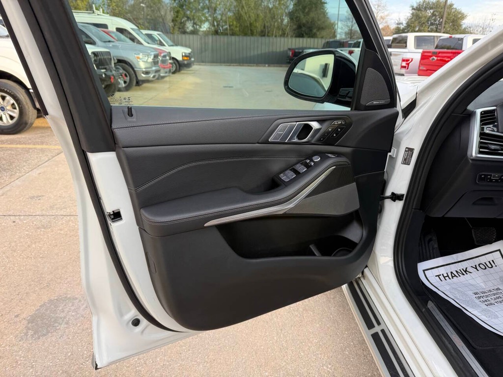 BMW X7 Vehicle Full-screen Gallery Image 08