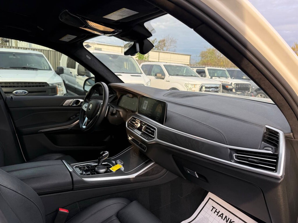 BMW X7 Vehicle Full-screen Gallery Image 09