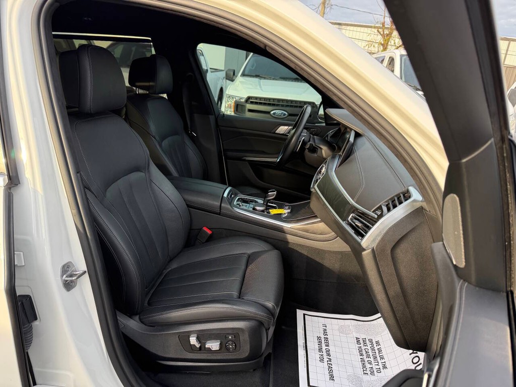 BMW X7 Vehicle Full-screen Gallery Image 10