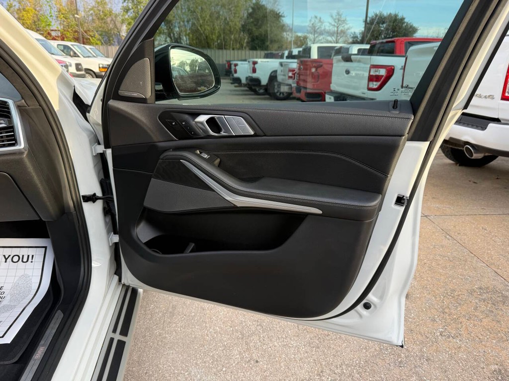 BMW X7 Vehicle Full-screen Gallery Image 11