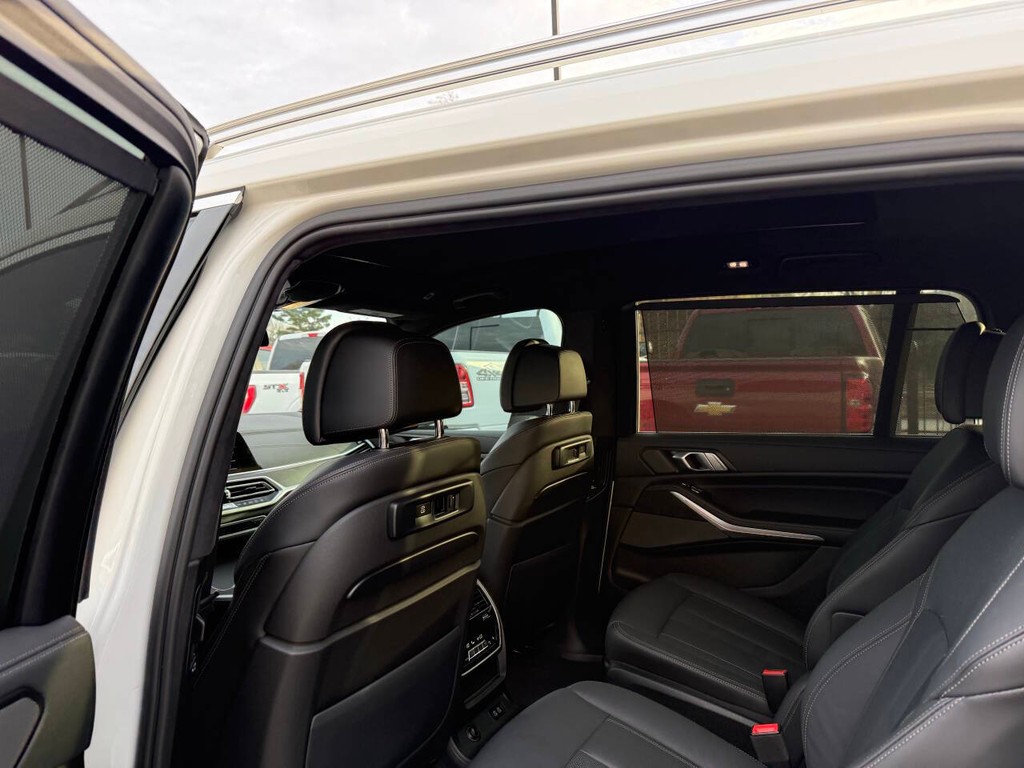 BMW X7 Vehicle Full-screen Gallery Image 12