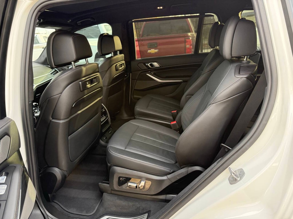 BMW X7 Vehicle Full-screen Gallery Image 13