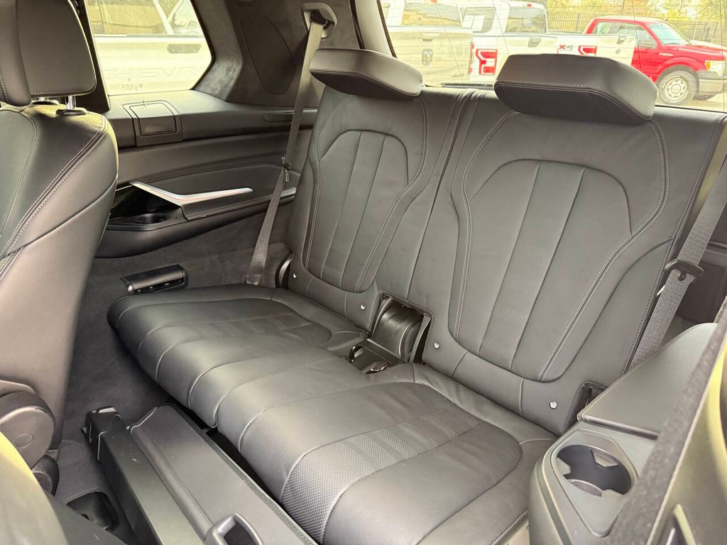 BMW X7 Vehicle Full-screen Gallery Image 14