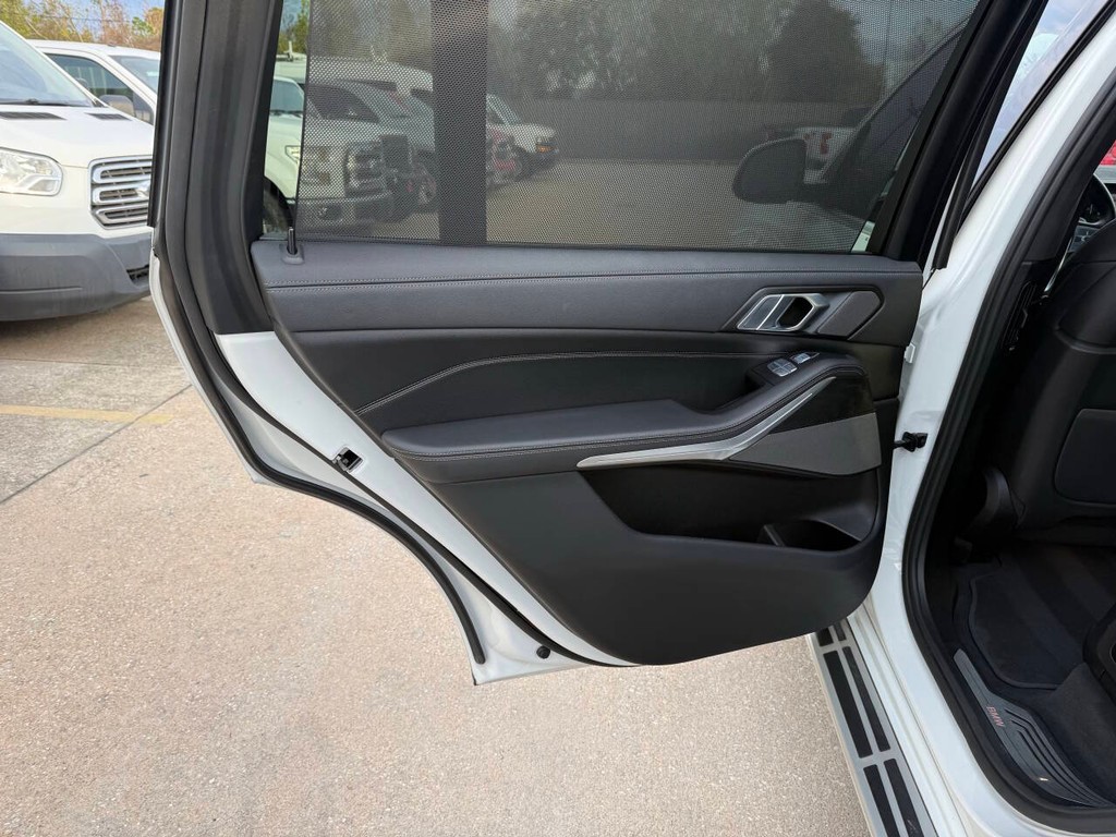 BMW X7 Vehicle Full-screen Gallery Image 15