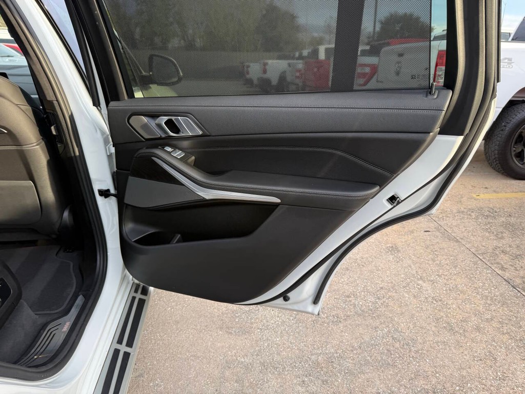 BMW X7 Vehicle Full-screen Gallery Image 17