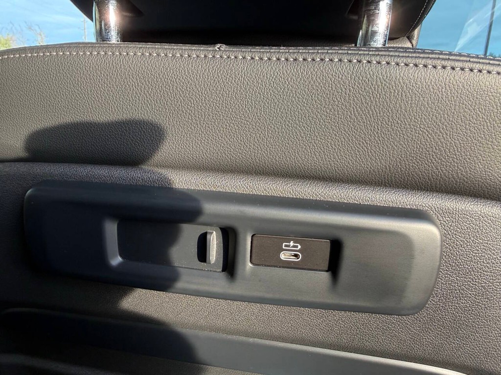 BMW X7 Vehicle Full-screen Gallery Image 18