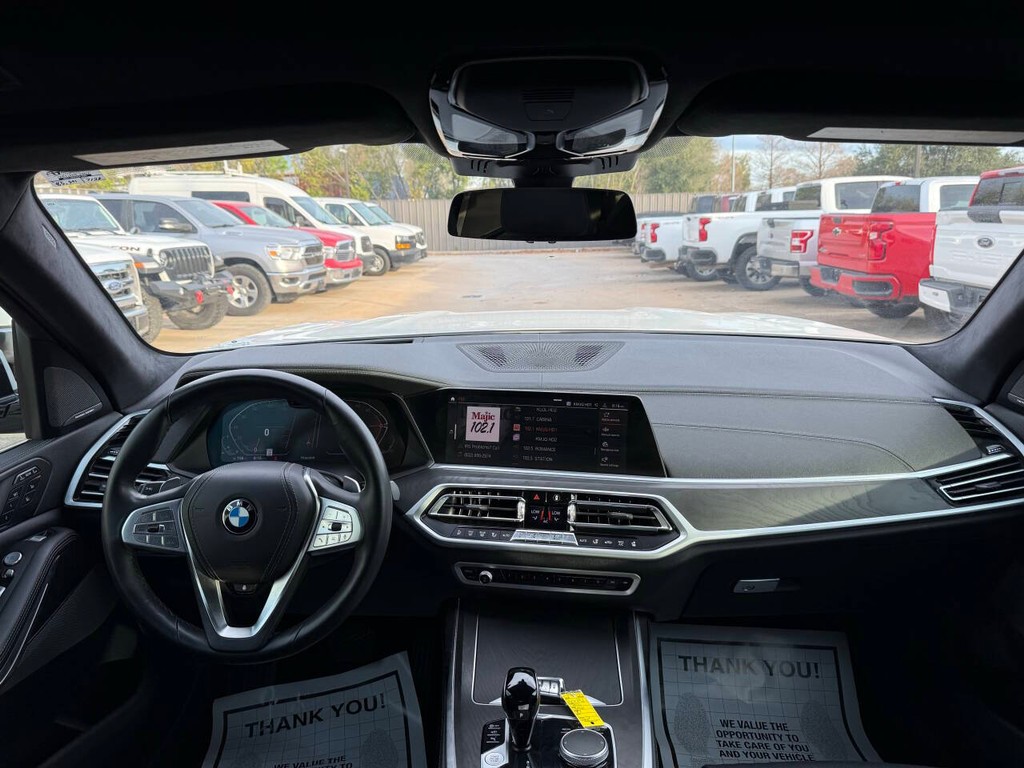 BMW X7 Vehicle Full-screen Gallery Image 19