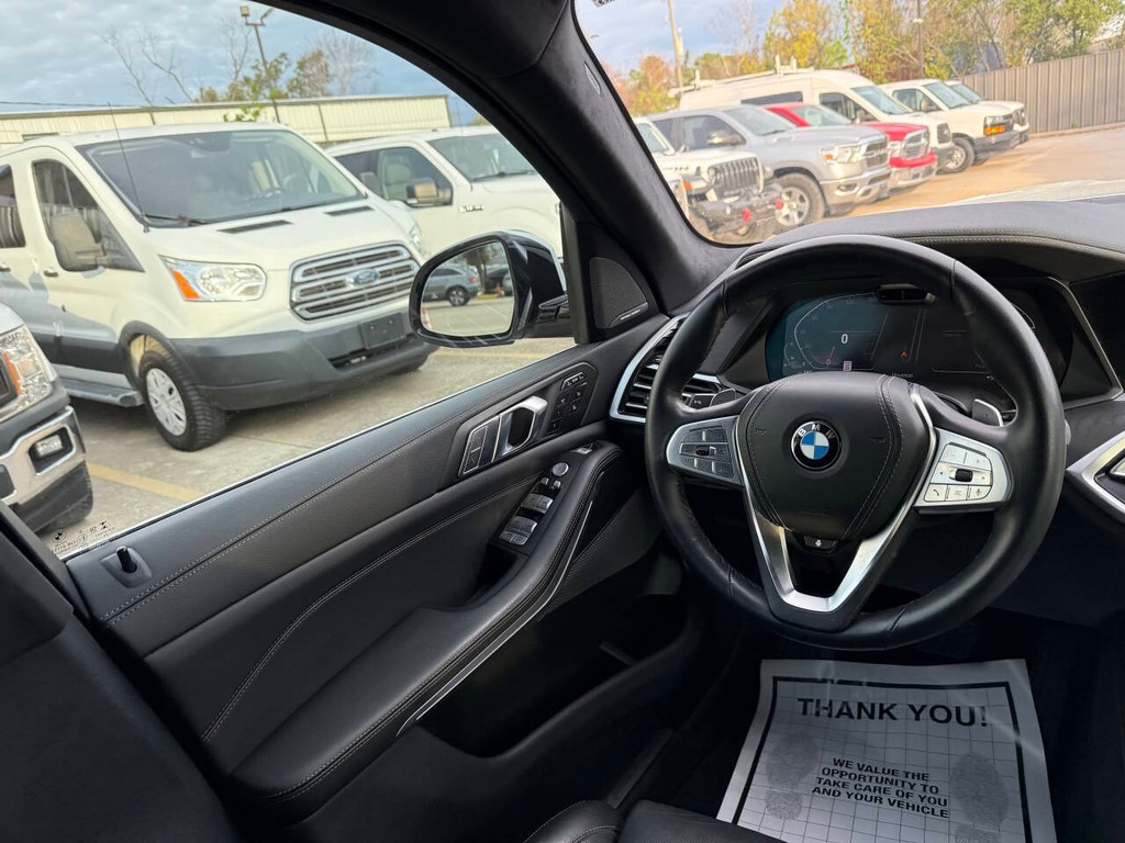 BMW X7 Vehicle Full-screen Gallery Image 21