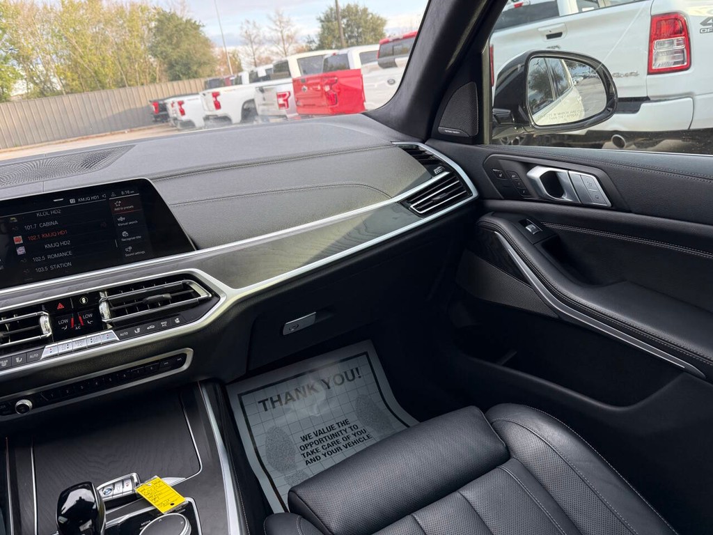 BMW X7 Vehicle Full-screen Gallery Image 22