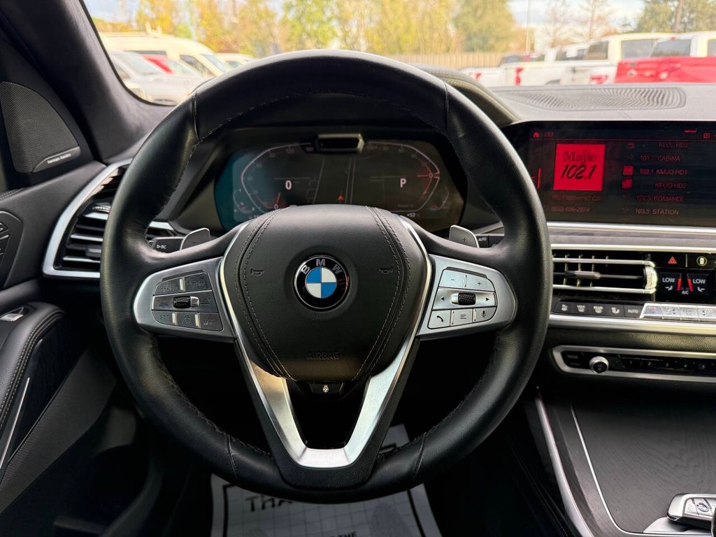 BMW X7 Vehicle Full-screen Gallery Image 24