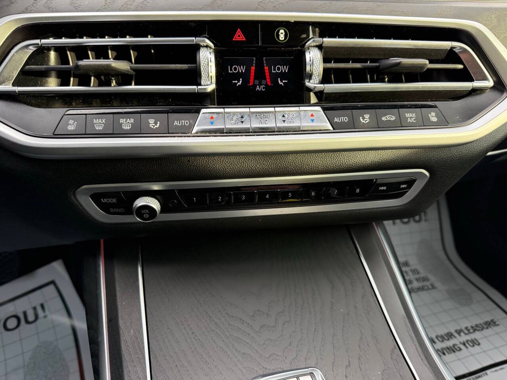 BMW X7 Vehicle Full-screen Gallery Image 30