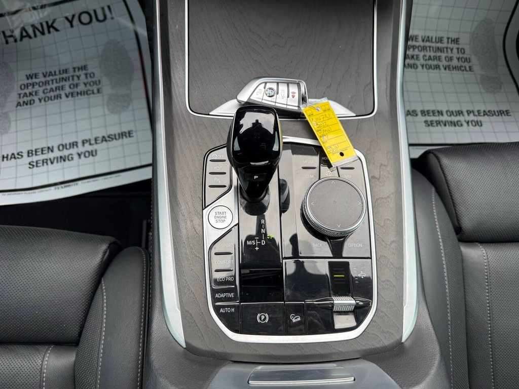 BMW X7 Vehicle Full-screen Gallery Image 32