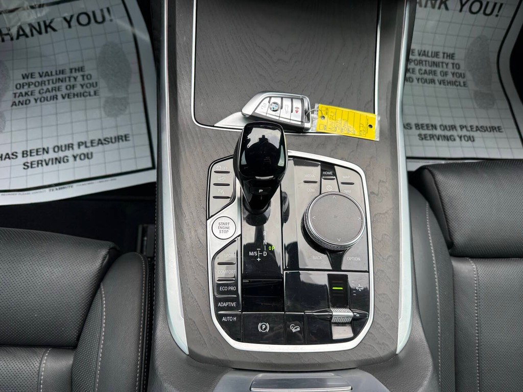 BMW X7 Vehicle Full-screen Gallery Image 33