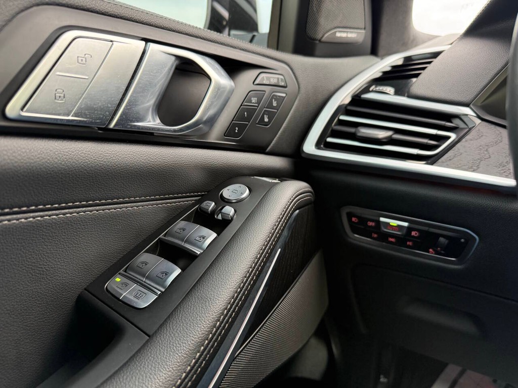 BMW X7 Vehicle Full-screen Gallery Image 34