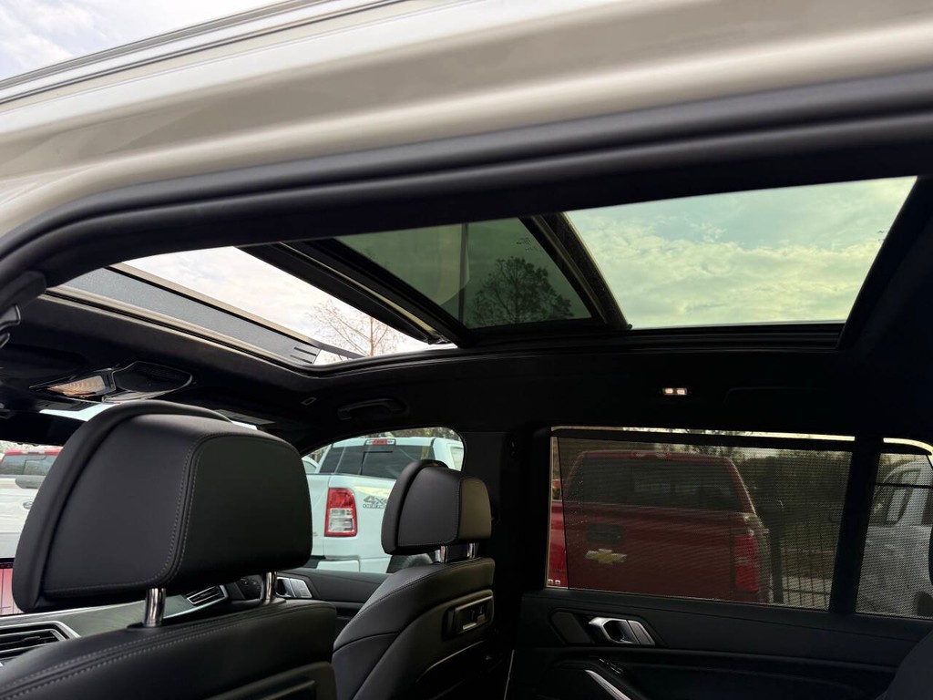 BMW X7 Vehicle Full-screen Gallery Image 36