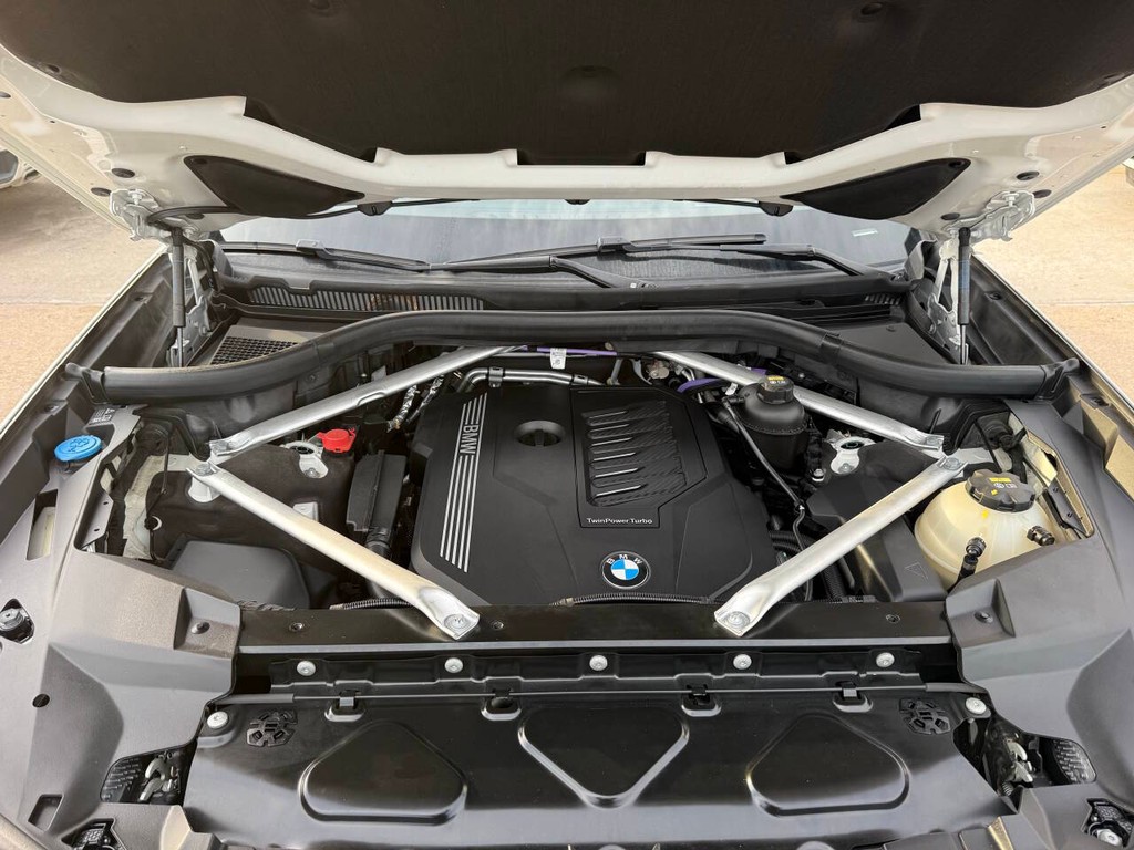 BMW X7 Vehicle Full-screen Gallery Image 39