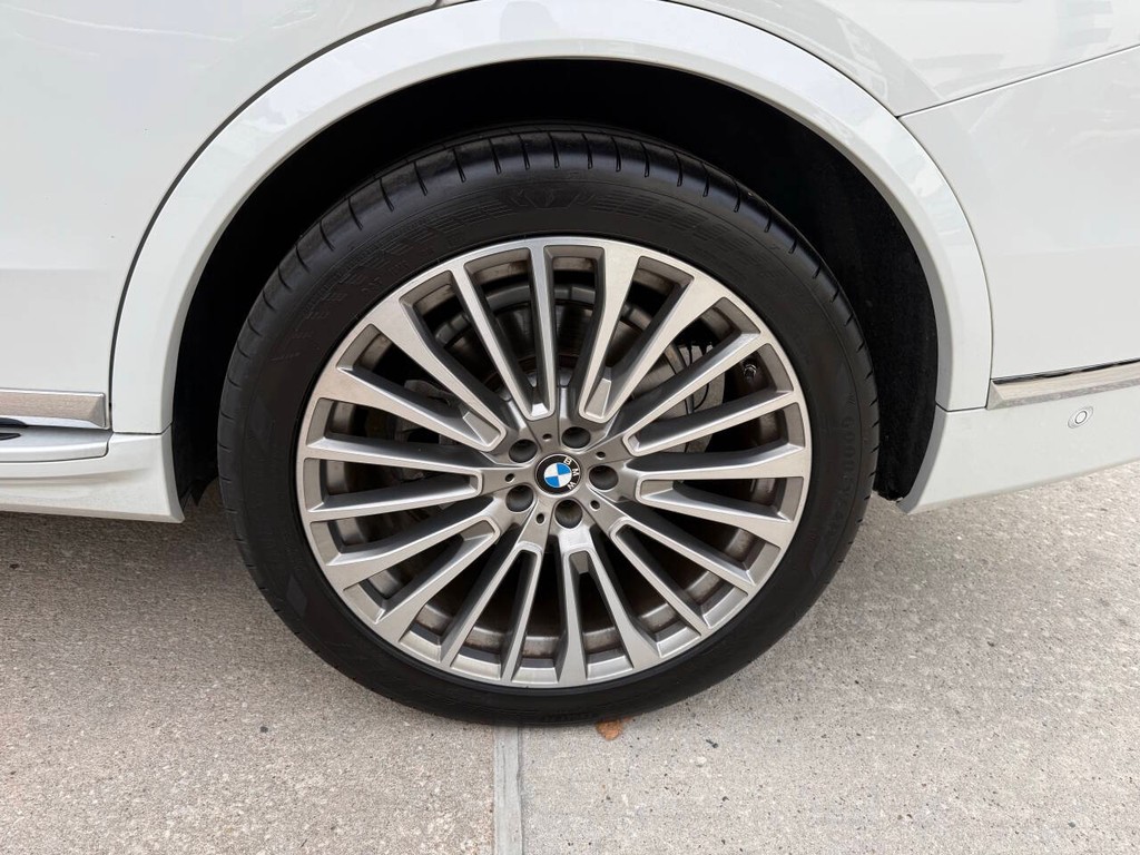 BMW X7 Vehicle Full-screen Gallery Image 40