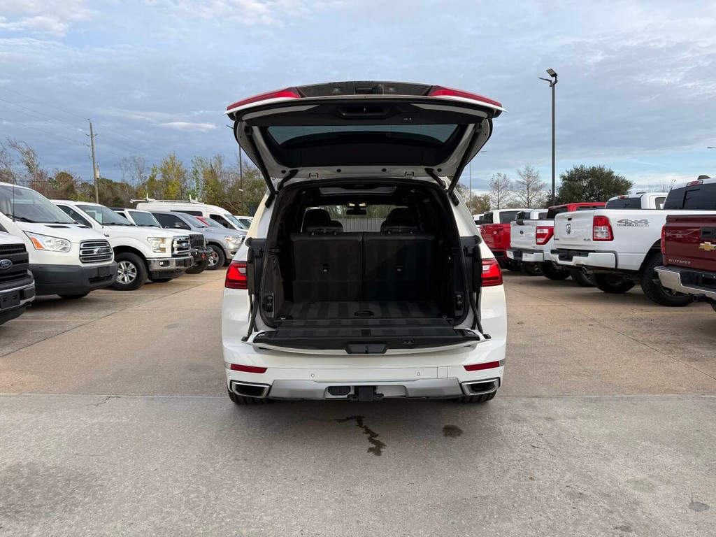 BMW X7 Vehicle Full-screen Gallery Image 41