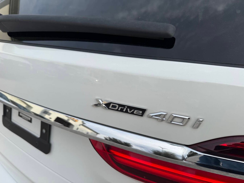 BMW X7 Vehicle Full-screen Gallery Image 46