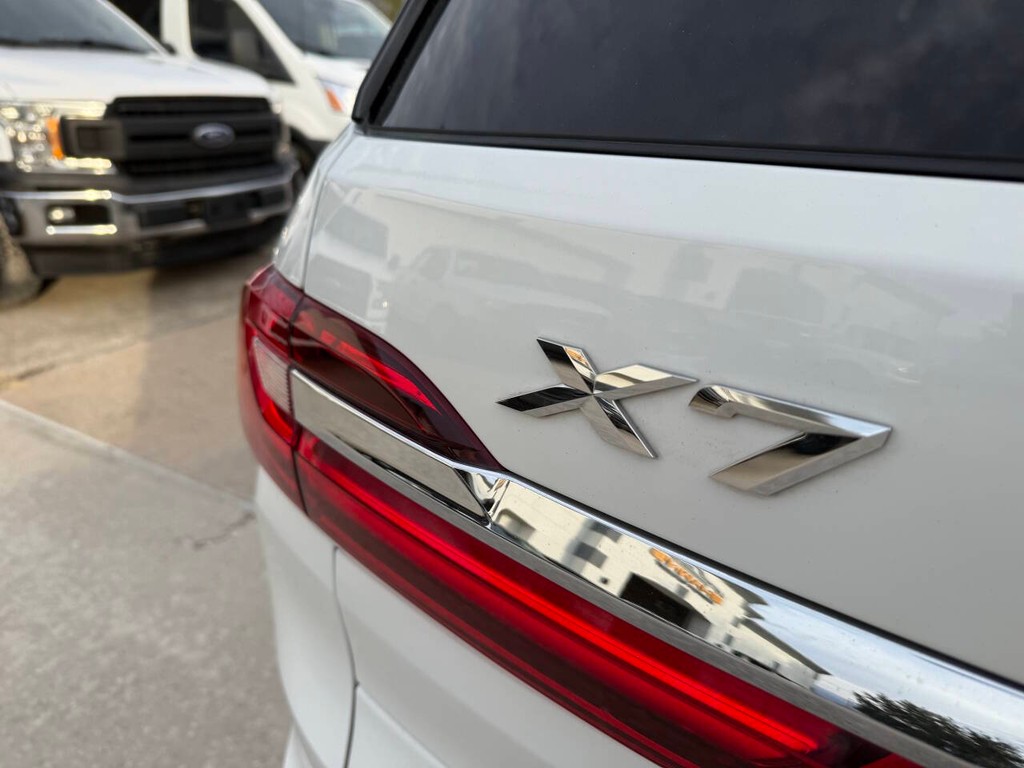 BMW X7 Vehicle Full-screen Gallery Image 47