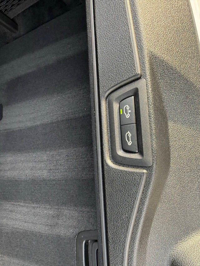 BMW X7 Vehicle Full-screen Gallery Image 42