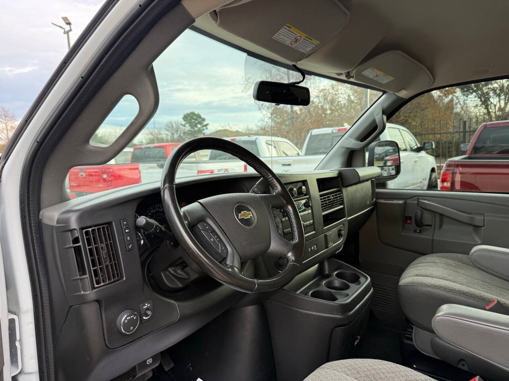 Chevrolet Express Cargo Van Vehicle Full-screen Gallery Image 06