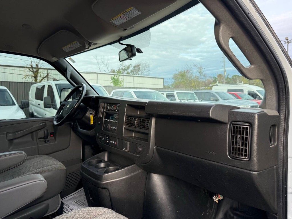 Chevrolet Express Cargo Van Vehicle Full-screen Gallery Image 09