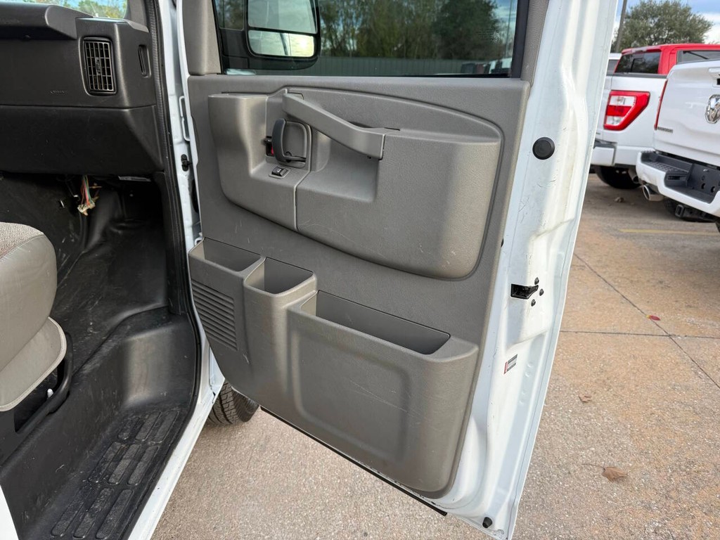 Chevrolet Express Cargo Van Vehicle Full-screen Gallery Image 11