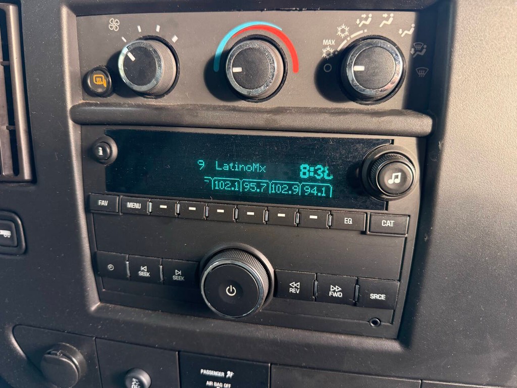 Chevrolet Express Cargo Van Vehicle Full-screen Gallery Image 19