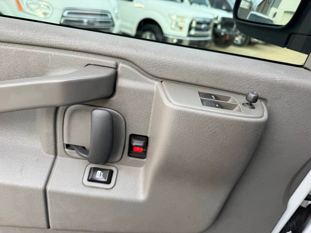 Chevrolet Express Cargo Van Vehicle Full-screen Gallery Image 24