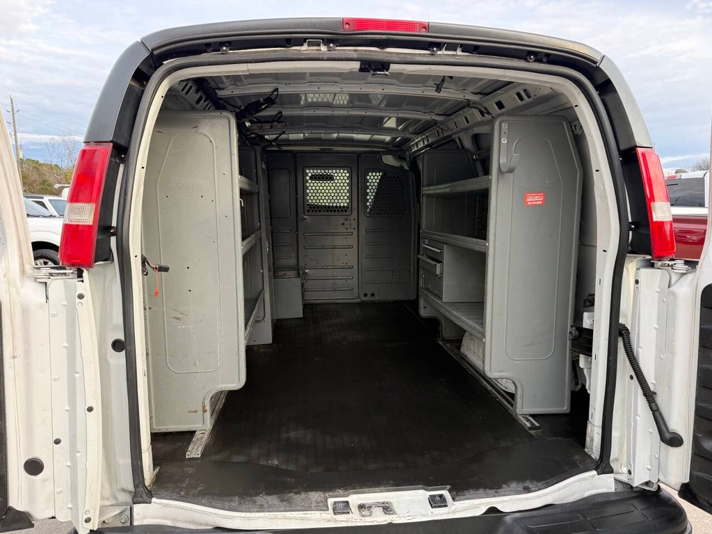 Chevrolet Express Cargo Van Vehicle Full-screen Gallery Image 27