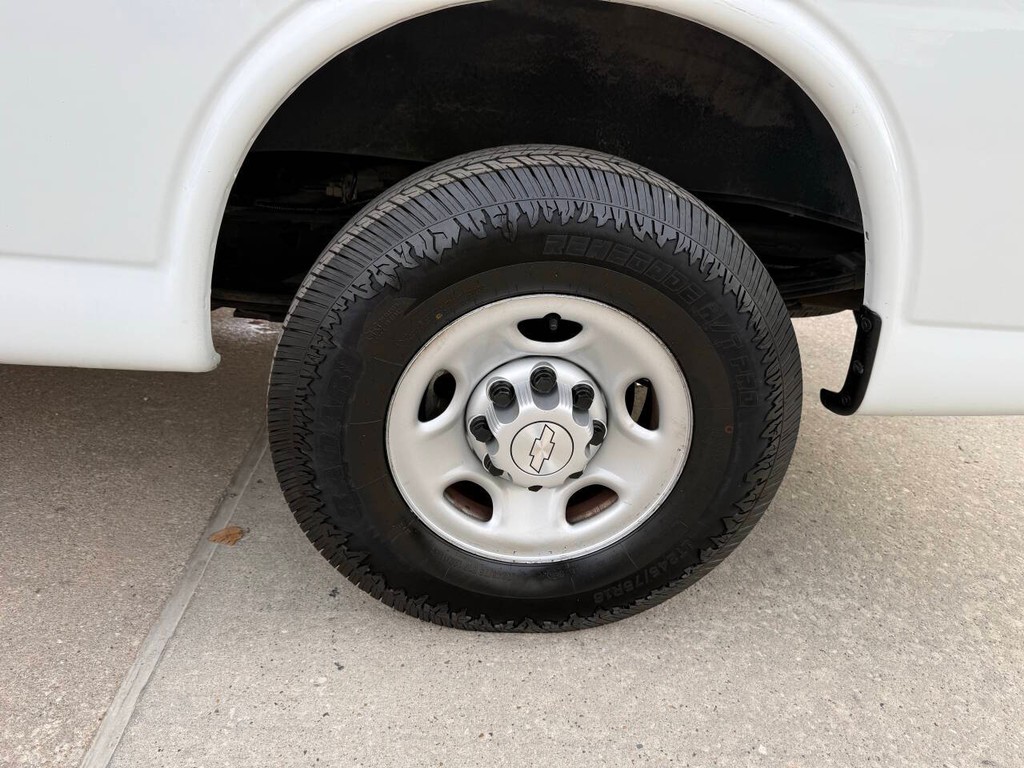 Chevrolet Express Cargo Van Vehicle Full-screen Gallery Image 31