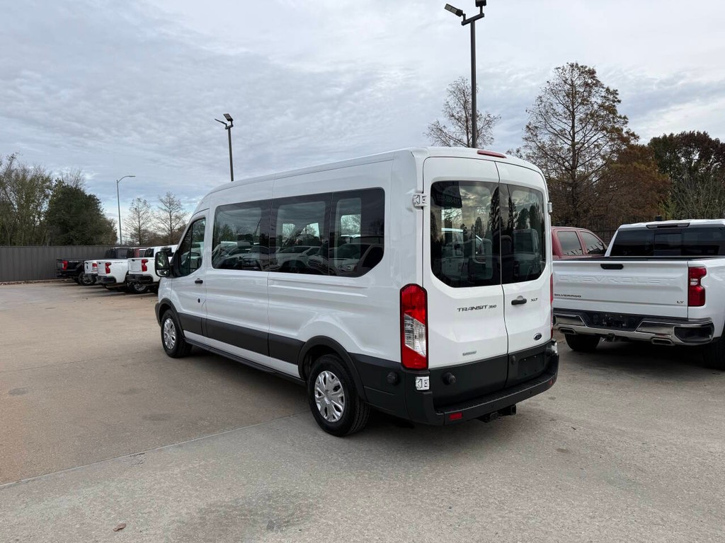 Ford Transit Wagon Vehicle Full-screen Gallery Image 04