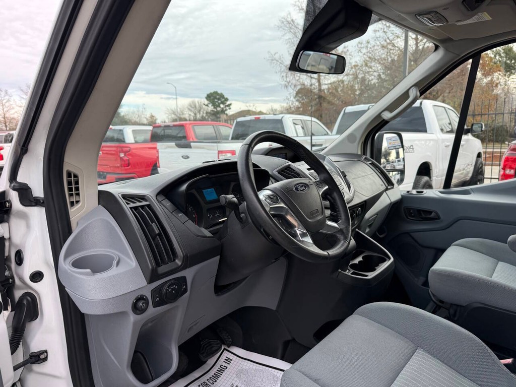 Ford Transit Wagon Vehicle Full-screen Gallery Image 06