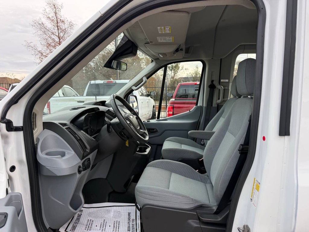 Ford Transit Wagon Vehicle Full-screen Gallery Image 07